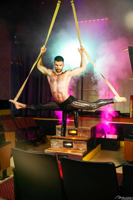 La lontra australiana Woody Fox e il bel fusto brasiliano Alam Wernik si scopano il culo dopo aver succhiato il cazzo