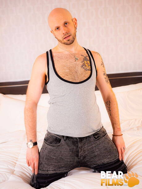 El oso caliente Jake Thorn posando desnudo