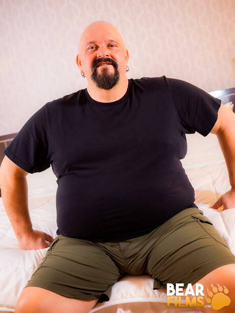 Hot Davie Bear posing nude