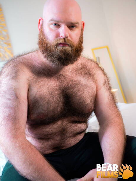 성숙한 곰인 아론 앤서니가 자위행위를 하고 있다