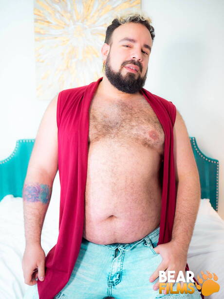 성숙한 곰 루이스 베가가 알몸으로 포즈를 취하고 뜨거운 엉덩이를 드러냈다.