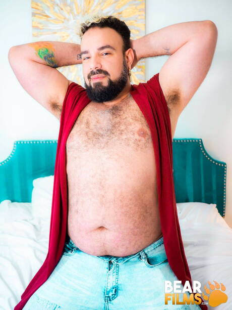 成熟した熊のルイス・ベガが裸でポーズをとり、セクシーなお尻を見せる