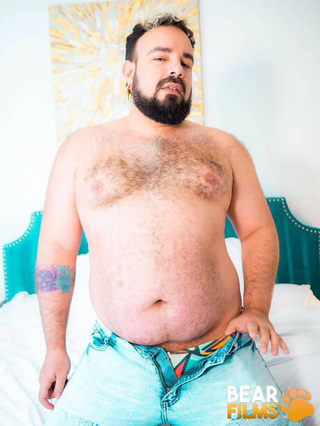 成熟した熊のルイス・ベガが裸でポーズをとり、セクシーなお尻を見せる