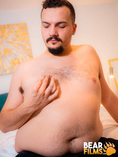 Chipper Dane 裸體擺造型，露出臀部