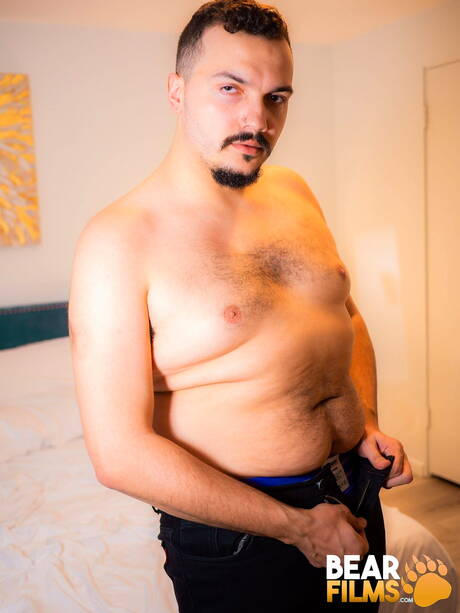 Chipper Dane 裸體擺造型，露出臀部