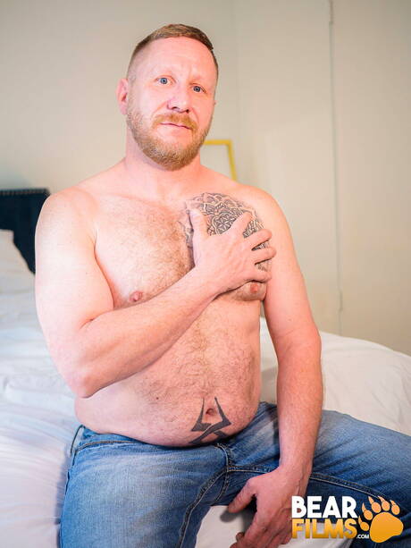 Hot Bryce Hayes shows a perfect body