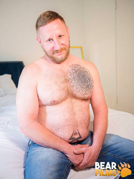 Hot Bryce Hayes shows a perfect body