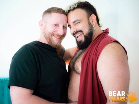 官能的な男ルイス・ベガとセクシーな男ブライス・ヘイズがお互いを犯す