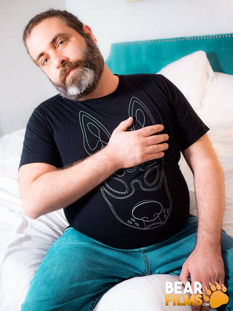 Der hübsche Giovanni Sunset wichst seinen Schwanz