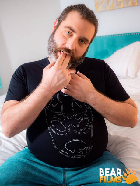 Der hübsche Giovanni Sunset wichst seinen Schwanz