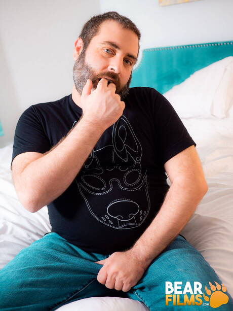 Der hübsche Giovanni Sunset wichst seinen Schwanz