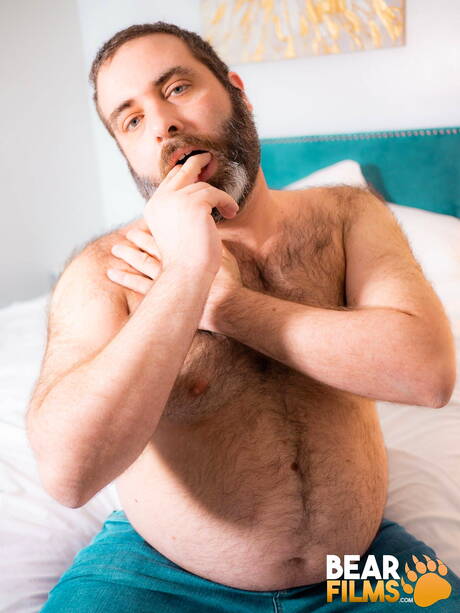 Der hübsche Giovanni Sunset wichst seinen Schwanz