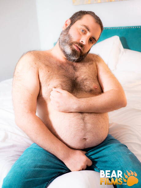 Der hübsche Giovanni Sunset wichst seinen Schwanz