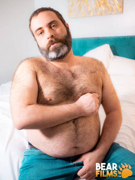 Der hübsche Giovanni Sunset wichst seinen Schwanz