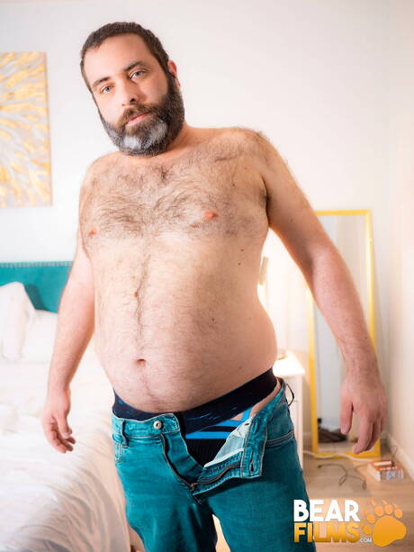 Der hübsche Giovanni Sunset wichst seinen Schwanz