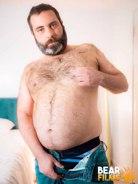 Der hübsche Giovanni Sunset wichst seinen Schwanz