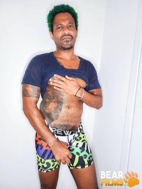 Zwarte homobeer Anthony Grey poseert naakt en laat zijn mooie kont zien