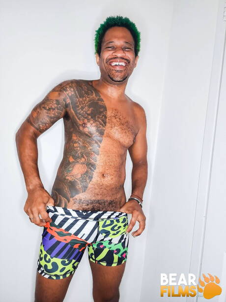 Zwarte homobeer Anthony Grey poseert naakt en laat zijn mooie kont zien