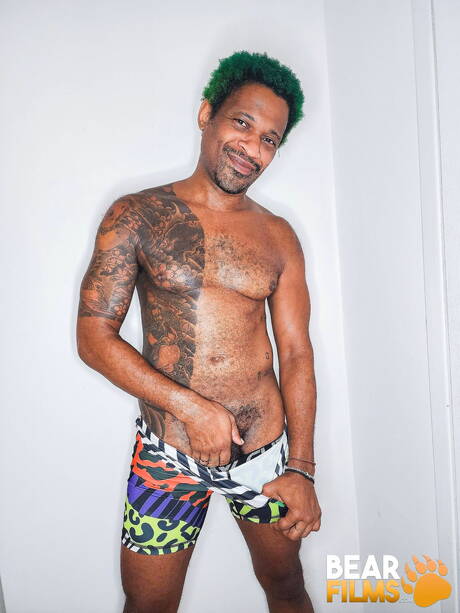 Zwarte homobeer Anthony Grey poseert naakt en laat zijn mooie kont zien