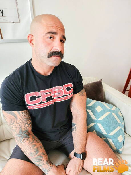 Amerykański kudłaty niedźwiedź Atlas Grant drażni swojego kutasa