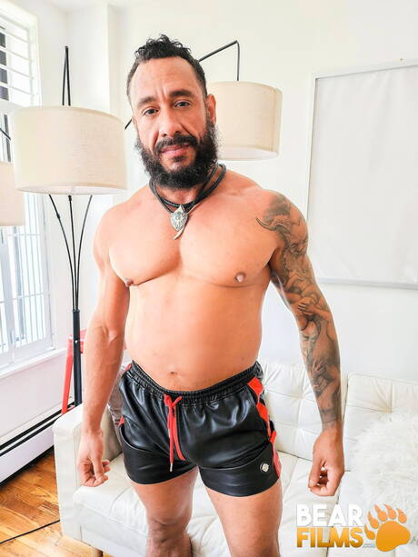 성숙한 곰 맥스 피닉스가 자기 수탉을 놀리고 있다