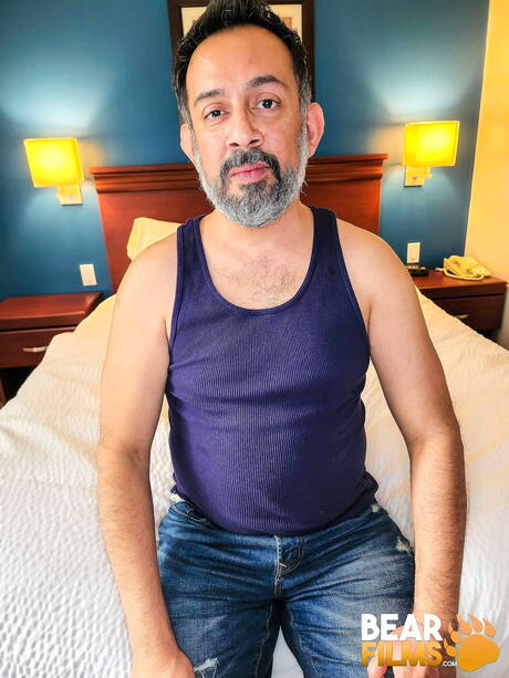 Latin mature bear Tony Cruz shows a beautiful body