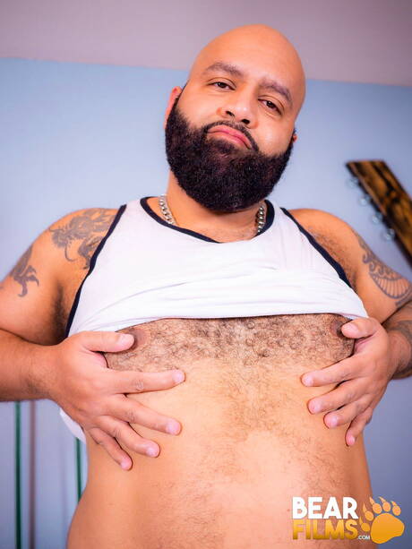 American gay bear Brooklyn Bear posing nude