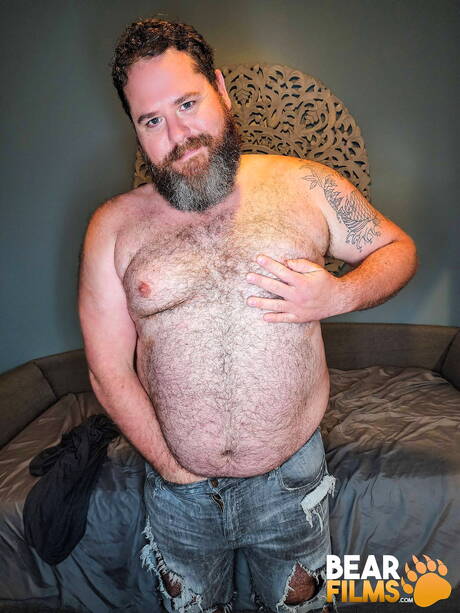 Gay-Bär Bjorn Johnson spielt mit seinem Schwanz