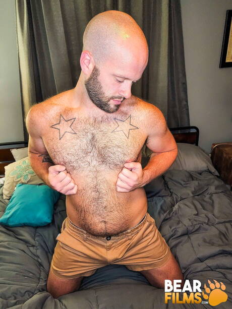 Knappe kerel Cody Martin poseert naakt