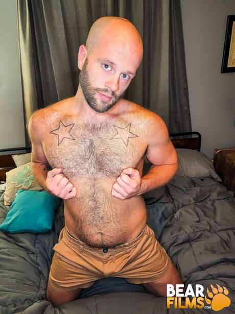 Knappe kerel Cody Martin poseert naakt