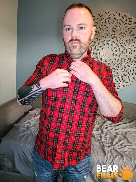 Bear Films: Hot bear Riley August jerk off his dick