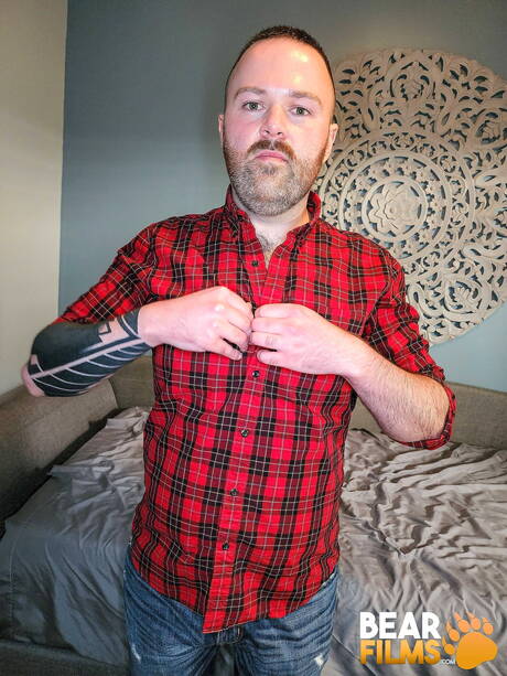 Der heiße Bär Riley August wichst seinen Schwanz