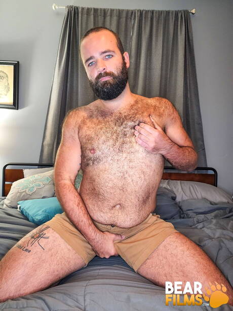 Mature bear Levy Bear posing naked and showing tight ass