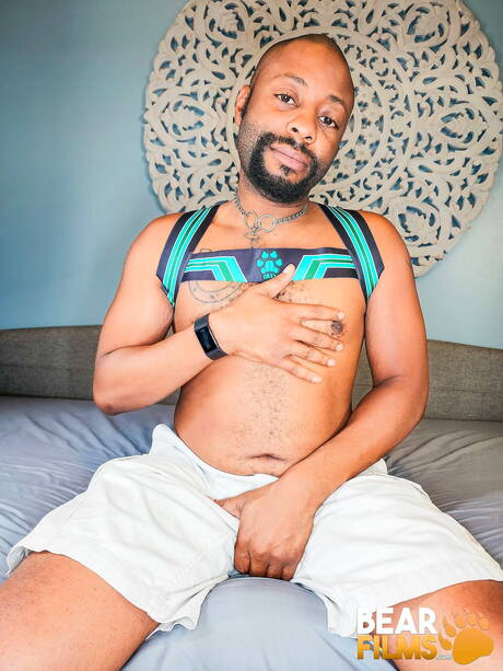 El musculoso ébano Donnie J muestra un hermoso cuerpo