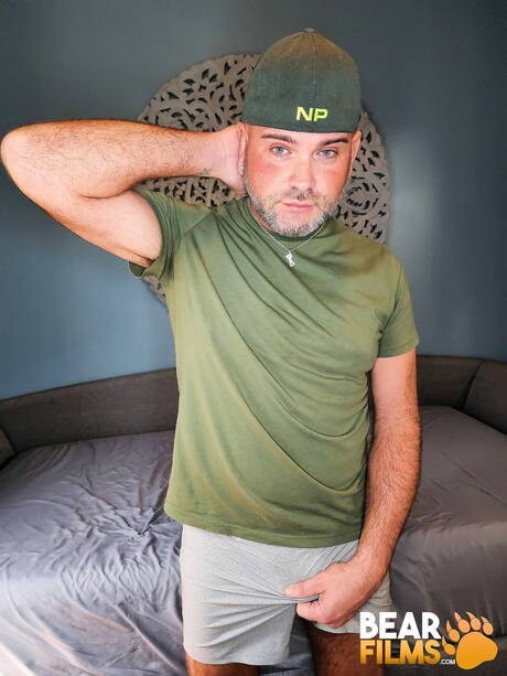 同志熊 Taylor Black 秀出美麗身材