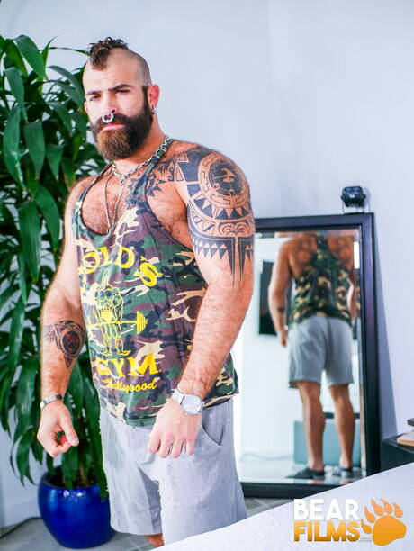 Der schwule Bär Macho Dog wichst seinen Schwanz