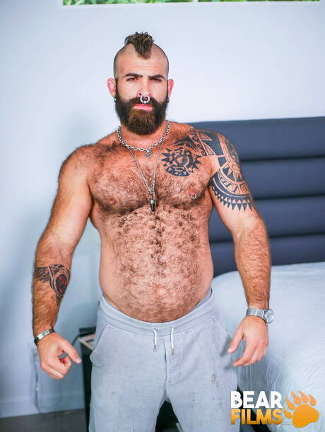 Der schwule Bär Macho Dog wichst seinen Schwanz