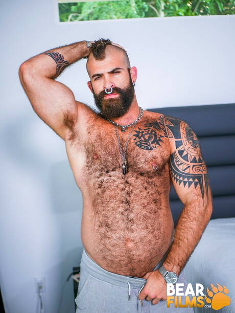 Der schwule Bär Macho Dog wichst seinen Schwanz