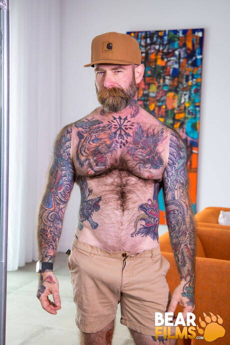 누드 포즈를 취하는 미국 게이 베어 잭 딕슨