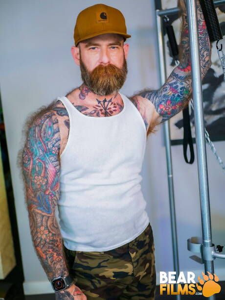 American hot bear Jack Dixon shows a perfect body