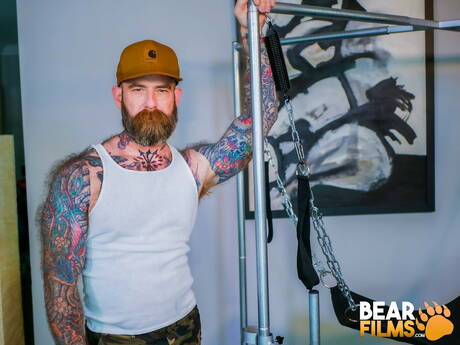 Amerikaanse hete beer Jack Dixon toont een perfect lichaam