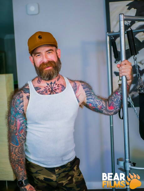 Amerikaanse hete beer Jack Dixon toont een perfect lichaam