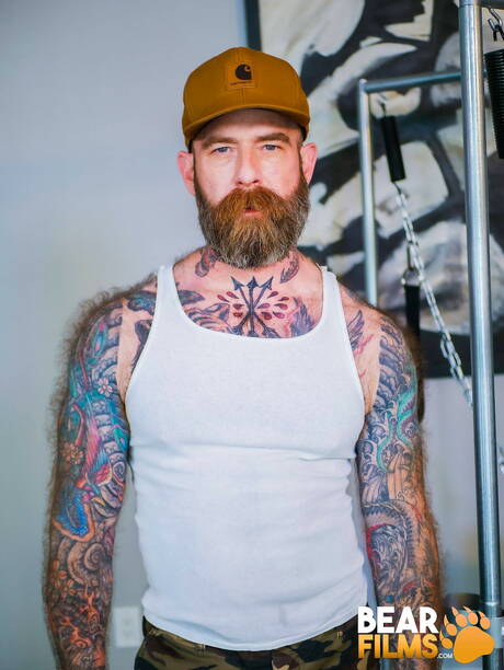 Amerikaanse hete beer Jack Dixon toont een perfect lichaam