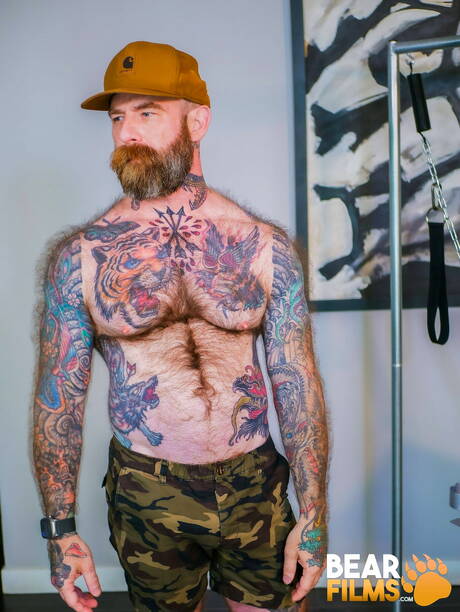 Amerikaanse hete beer Jack Dixon toont een perfect lichaam