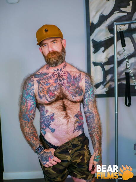 Amerikaanse hete beer Jack Dixon toont een perfect lichaam