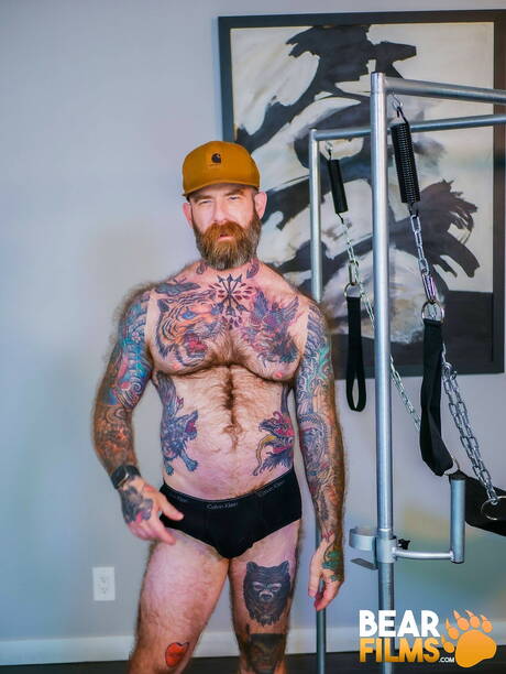 American hot bear Jack Dixon shows a perfect body