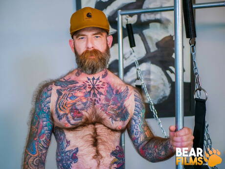 Amerikaanse hete beer Jack Dixon toont een perfect lichaam