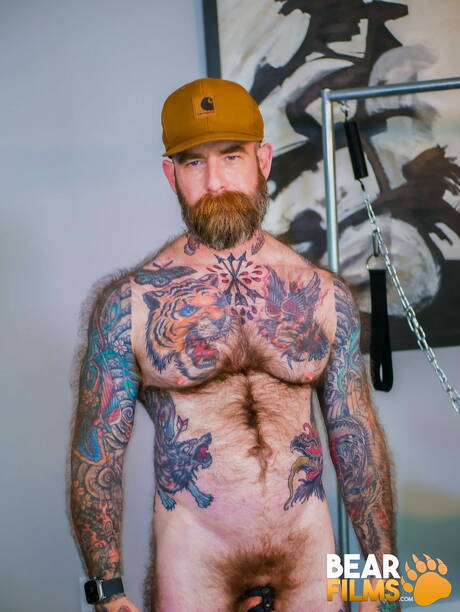 Amerikaanse hete beer Jack Dixon toont een perfect lichaam