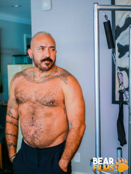 Mexican mature bear Alessio Romero posing naked and showing his butt