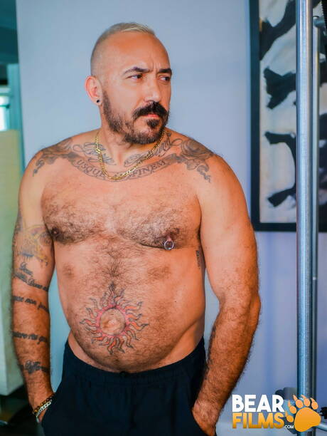Mexican mature bear Alessio Romero posing naked and showing his butt